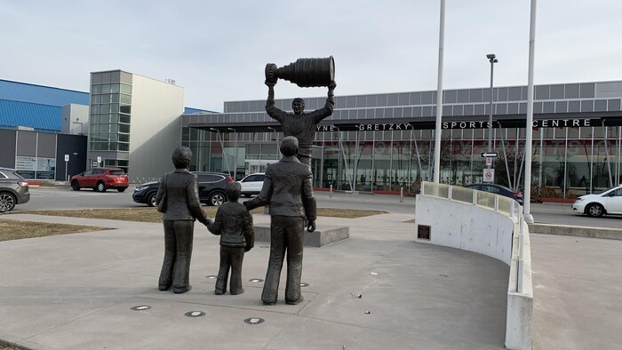Des statues installées devant le complexe sportif Wayne Gretzky