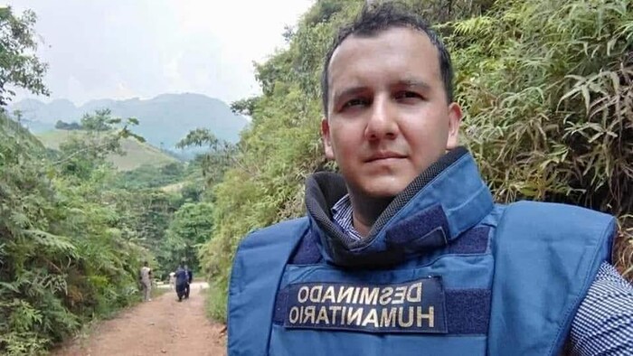 Andrés Cardoso Guttiériez sur le terrain avec micro en main.