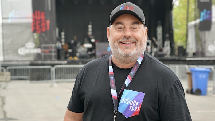 Steeve Drapeau devant la scène du festival.