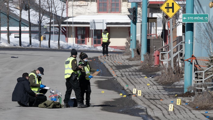 Des policiers enquêtent sur une scène de crime.
