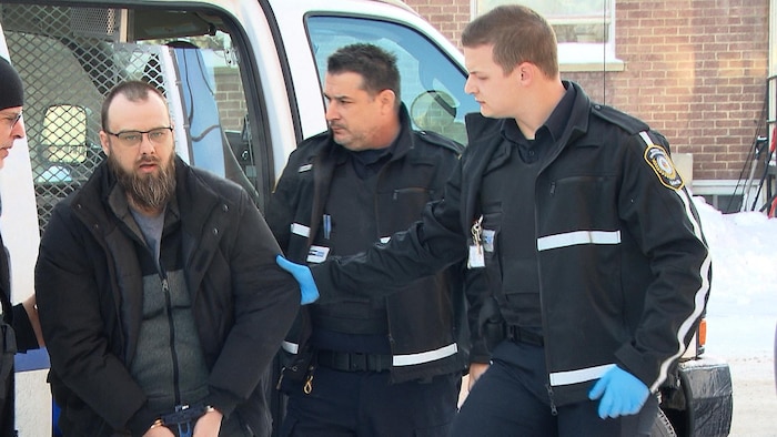 Steeve Gagnon, le 15 janvier 2024, entouré d'agents carcéraux.