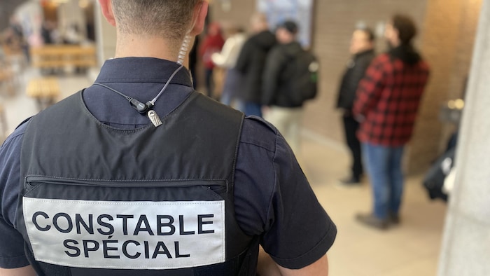 Un constable spécial en uniforme fait de la surveillance au palais de justice de Sherbrooke.