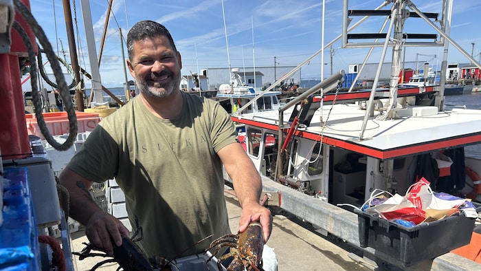 Steeve Goinet, deux homards à la main.