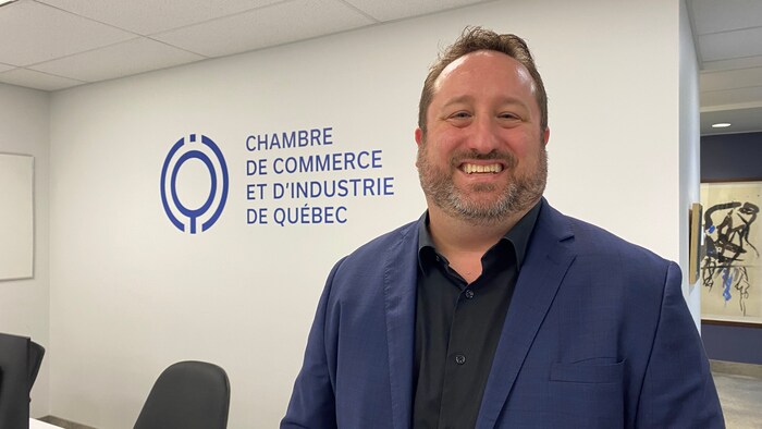 Steeve Lavoie photographié devant le logo de la Chambre de commerce et d'industrie du Québec.