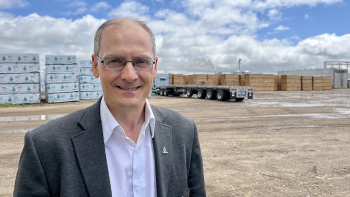 Steeve St-Gelais pose devant la caméra. 