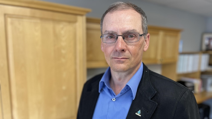 Between voters and ballot boxes wooden wood prices star-news.press/wp Steve St-Gelais is placed in front of the camera.