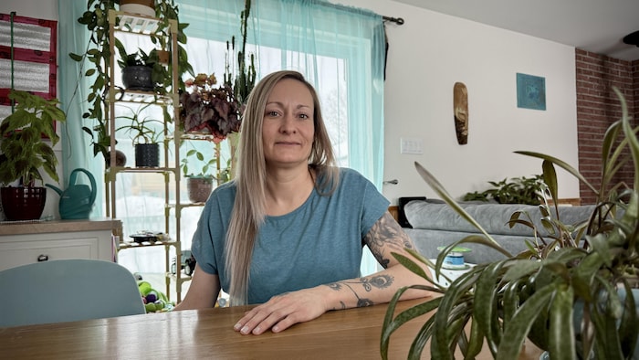 Stéfanie Gignac, chez elle, entourée de plantes en pots.