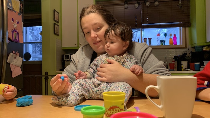 Stéfanie Toussaint et sa plus jeune fille, Abigaëlle, 5 mois. 
