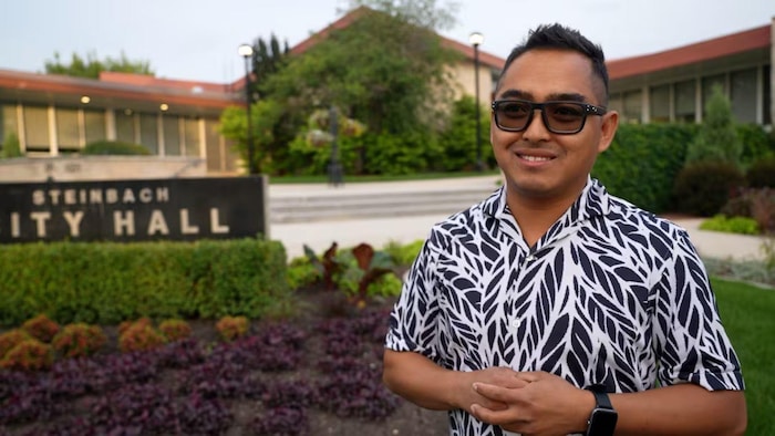 Greg Carlos, premier Philippin à briguer un siège au conseil municipal de Steinbach.