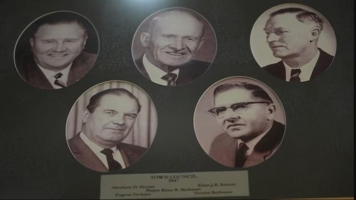 Un tableau officiel rassemble les portraits en noir et blanc de cinq hommes en costume, membres du conseil municipal de Steinbach en 1947.