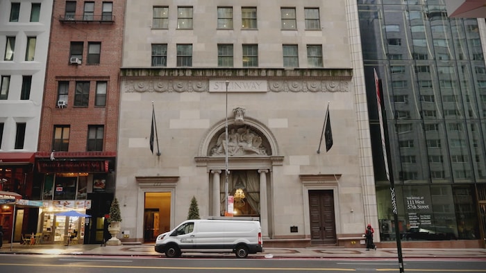 La façade du Steinway Hall.