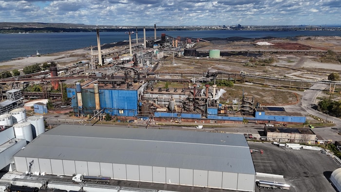 Images prises par drone des usines Stelco à Hamilton, en Ontario. 9 octobre 2026