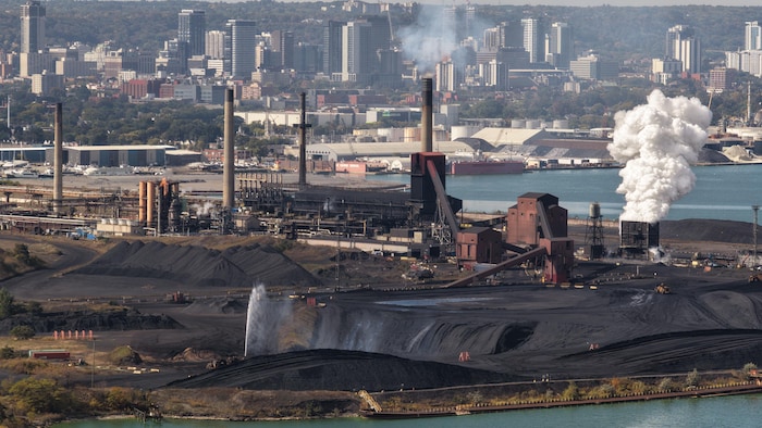 Image aérienne du site de production Stelco à Hamilton en Ontario.