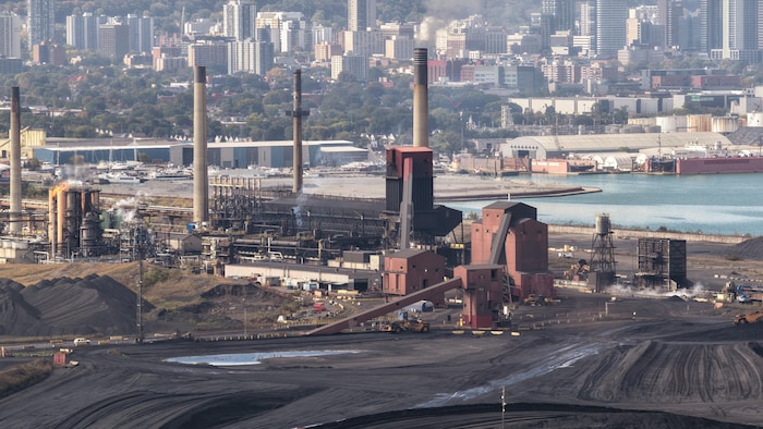 Image aérienne du site de production Stelco à Hamilton en Ontario.