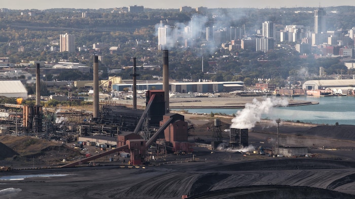 Image aérienne du site de production Stelco à Hamilton, en Ontario.