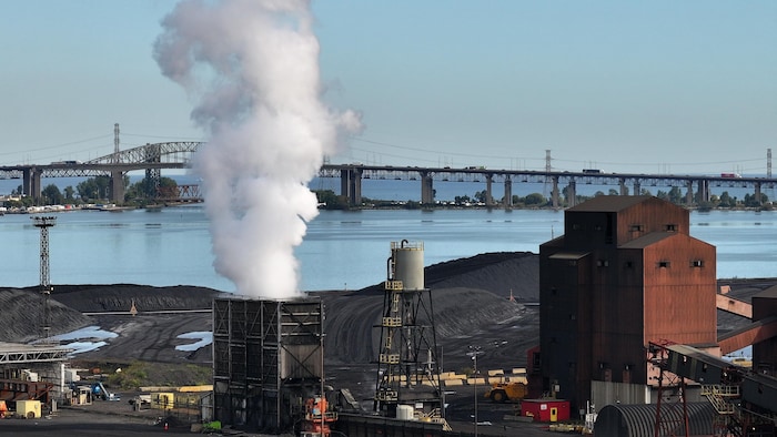 Photo aérienne des installations de Stelco à Hamilton.