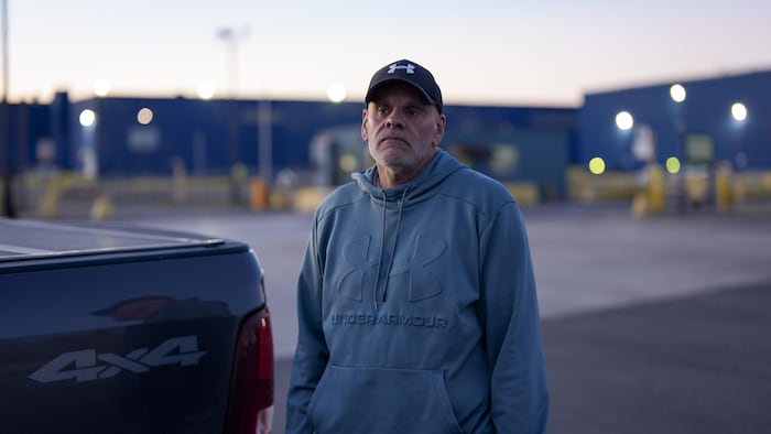 Mike Watt, dont la carrière chez Stelco s'étend sur 20 ans, se trouve à l'extérieur de l'usine de Hamilton après avoir reçu un avis de licenciement le 9 octobre 2026.