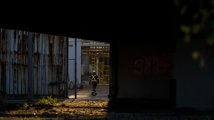 Un ouvrier de l'usine Stelco de Hamilton en Ontario marche sur le site le 9 octobre 2026.