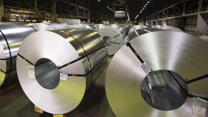 Des rouleaux d'acier à l'usine de Stelco de Hamilton (Photo d'archives).