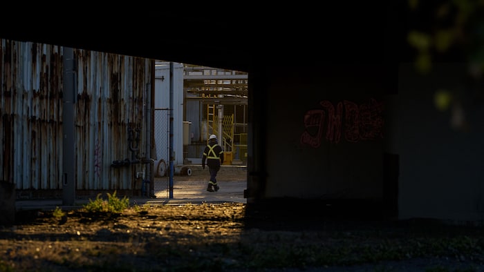 Un ouvrier d'usine passe près de l'usine Stelco de Hamilton, le 9 octobre 2026.