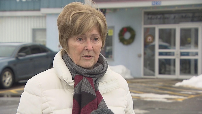 Une femme en entrevue à l'extérieur.