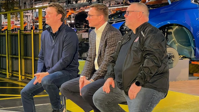 Trevor Longley, Matt McAlear et James Stewart assis sur des tabourets.