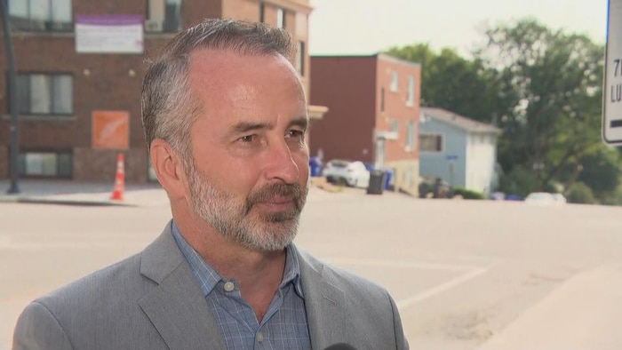 Stéphane Bisson en pleine entrevue à Radio-Canada sur le bord de la rue.