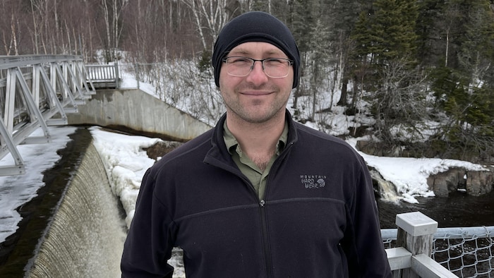 Stéphane Brousseau prêt d'un cours d'eau.