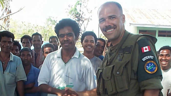 Soldat Stéphane Chartrand lors de la mission de paix canadienne au Timor oriental.