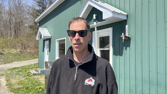 L'acériculteur Stéphane Deschênes regarde l'objectif avec des lunettes de soleil.