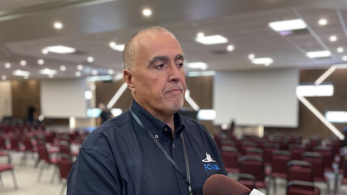 Stéphane Desroches accorde une entrevue.