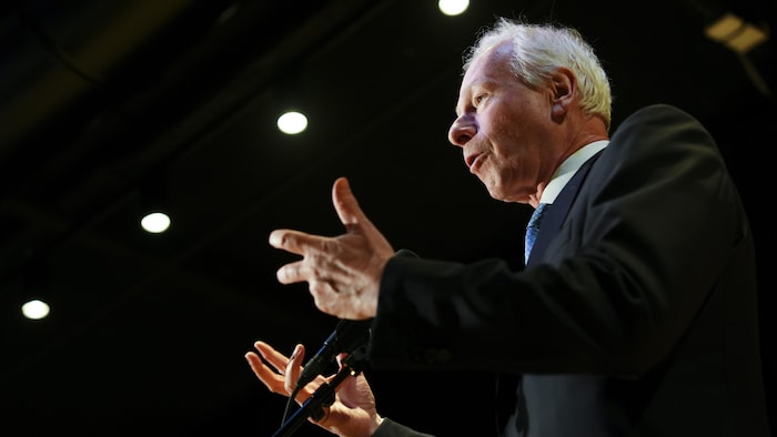 Stéphane Dion au micro.