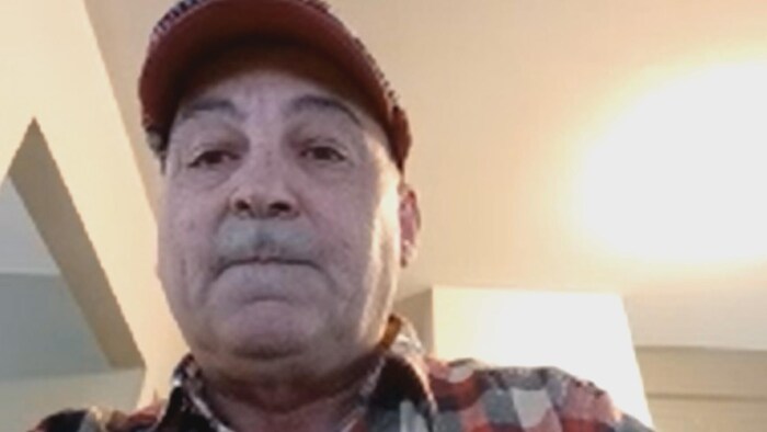 Le barbier Stéphane Girard en entrevue par webcam.