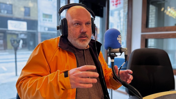 Stéphane Grenier en entrevue à Radio-Canada dans le studio de Rouyn-Noranda.