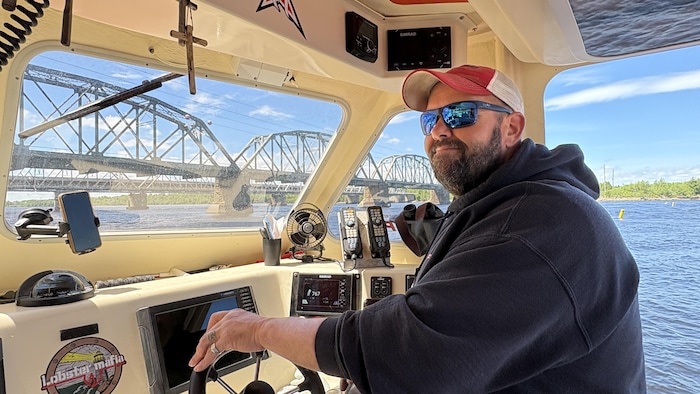 Stéphane Jaillet au gouvernail de son bateau.