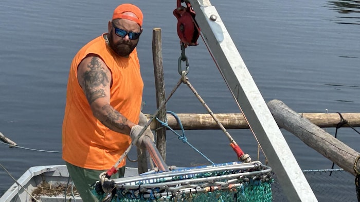 Stéphane Jaillet remonte un filet de pêche.