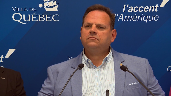 Stéphane Lachance lors d’un point de presse à l’hôtel de ville de Québec.