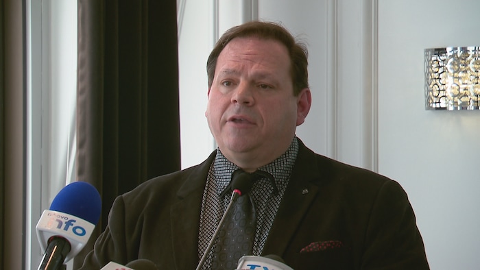 Stéphane Lachance lors d'une conférence de presse.
