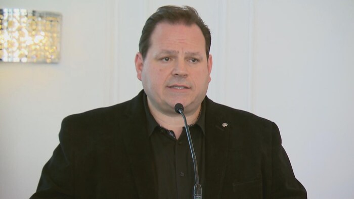 Stéphane Lachance au micro lors d'une conférence de presse à l'hôtel Plaza de Québec