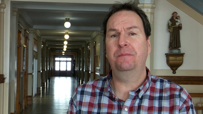 Stéphane Lemelin dans un des couloirs du collège.
