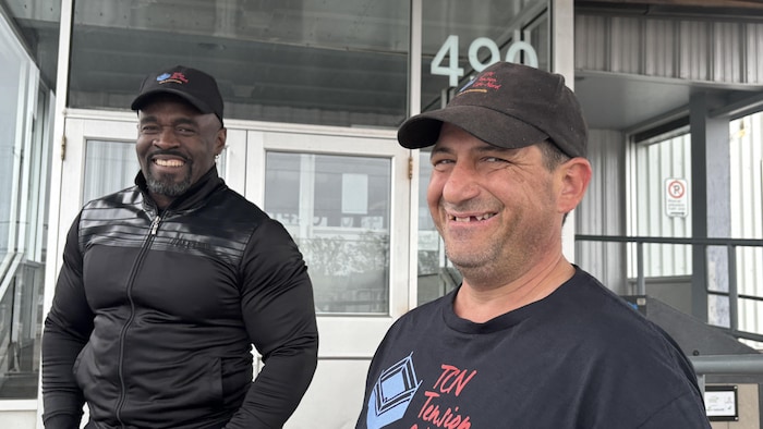 Stéphane Mba et Dominic Fortin rient.