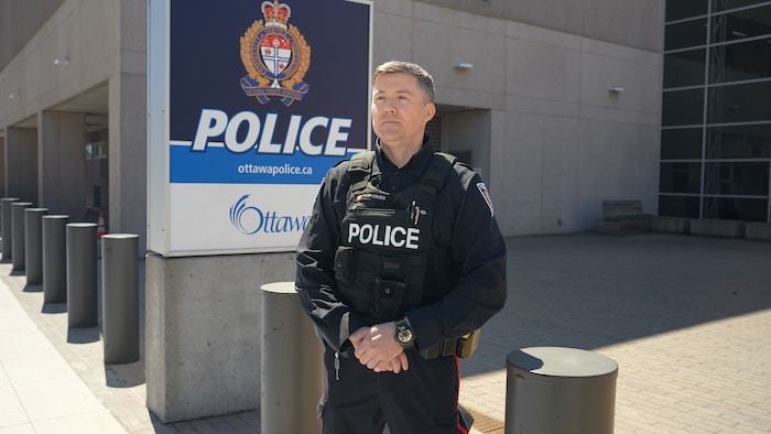 Un policier devant le poste de police d'Ottawa.