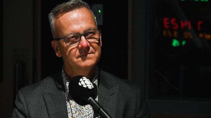 Stéphane Robichaud en entrevue dans un studio de radio.