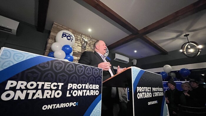 Stéphane Sarrazin fait un discours de victoire.