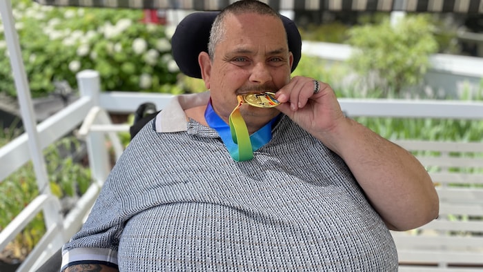 Stéphane Sénécal avec une médaille.