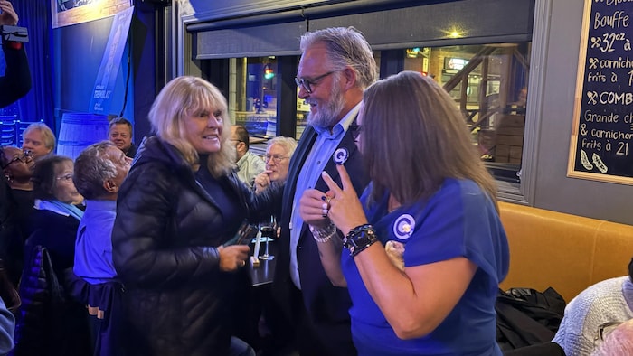 Stéphane Tremblay aux côtés de Sylvie Bérubé.