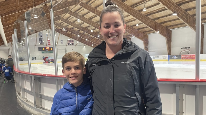 Stéphanie Nolet et lad fils Jacob dans un aréna.