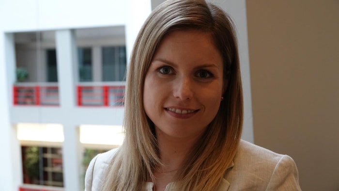 Stéphanie Chouinard pose devant le lobby de Radio-Canada Toronto.