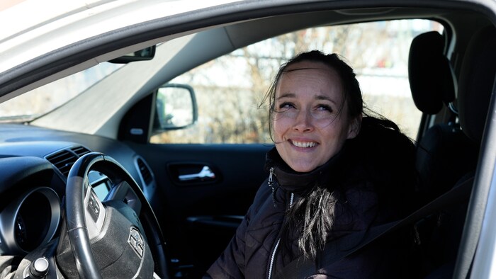 Stéphanie Cloutier assise dans sa voiture.