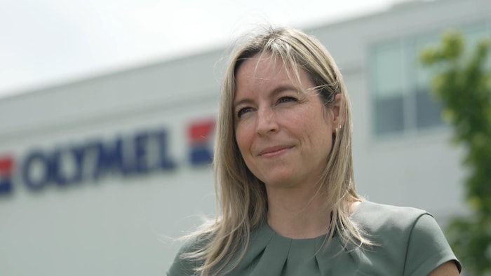 Stéphanie Couturier en entrevue devant un édifice d'Olymel.